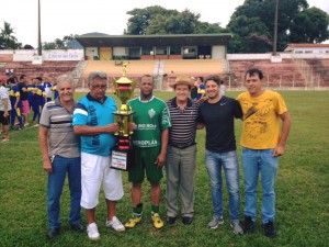 Itaqui - Vice Campeão do Futebol Quarentão  - Rogério recebe o troféu Índio