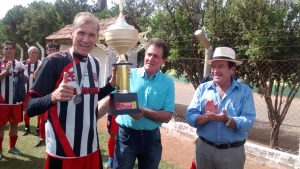 Hélio Eloi - entrega o troféu de vice campeão para Ronoel, capitão do Paulista FC -