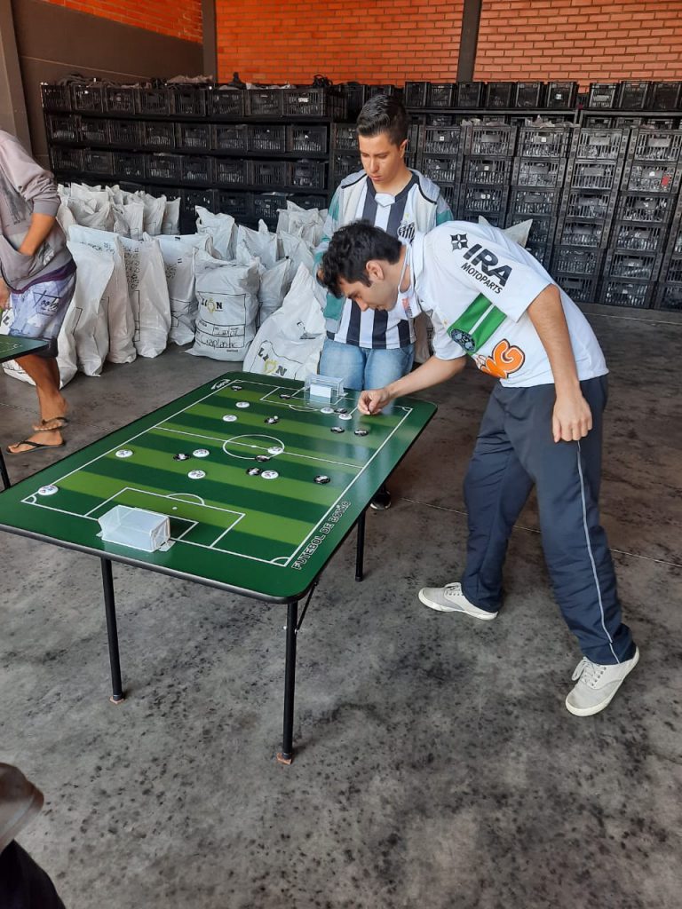 Paixão do campo para a mesa: futebol de botão une gerações no Brasil 