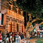 Papai Noel é recepcionado por crianças no Natal Encantado guaçuano